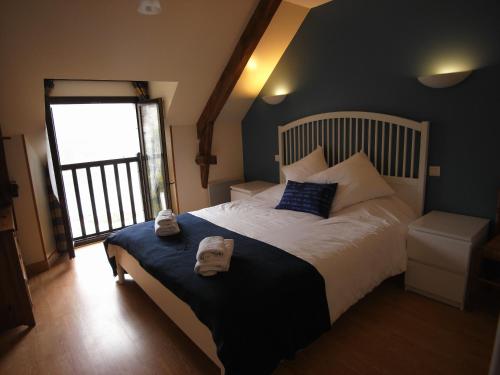 une chambre avec un lit avec deux serviettes dessus dans l'établissement Gîte Abricot - Les Gîtes de la Lohuas, à Les Champs-Géraux