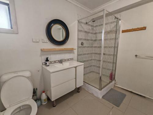 Ένα μπάνιο στο Cozy Stays - 15 mins to Airport & 500m to Train