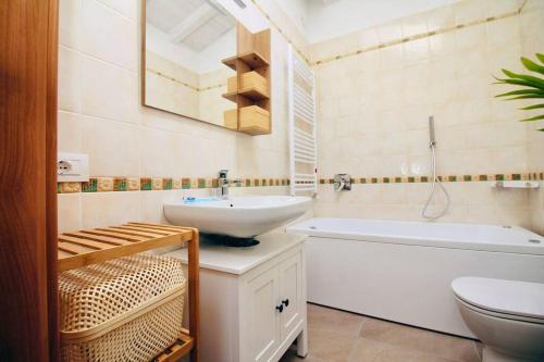 Phòng tắm tại Casa Sebastiano am Lago Maggiore - familienfreundliches Ferienhaus mit Pool