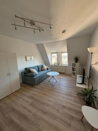 a living room with a couch and a table at 1 Raum Dachgeschosswohnung in ruhiger Lage in Limbach - Oberfrohna