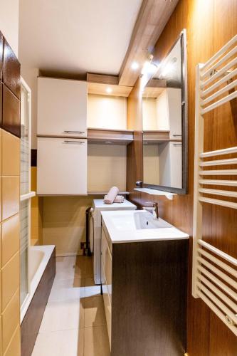 une salle de bain avec un lavabo et un miroir dans l'établissement Evasion-Parking Gratuit, Proche Resto, à Saint-Jorioz