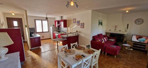 une cuisine et un salon avec une table et des chaises dans l'établissement 