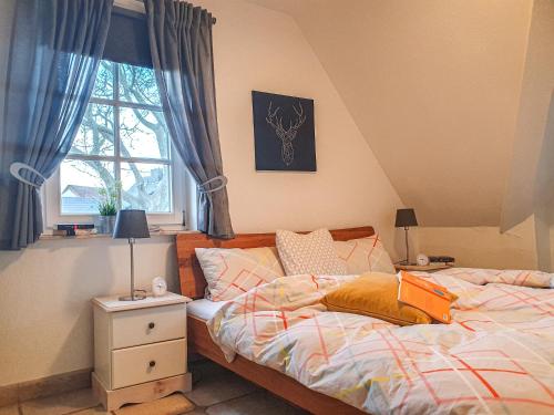 ツィングストにあるKormoran Wohnung 13のベッドと窓のある寝室