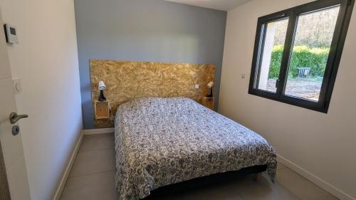 une chambre avec un lit et une fenêtre dans l'établissement #01 - Le 60 - Gîtes modernes et confortables, à Villieu