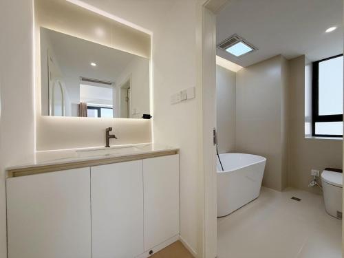 Ένα μπάνιο στο EHUB - Modern Rare 4-Bedroom APT, 50m from subway