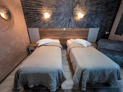 two beds in a room with a star ceiling at Hotel Dorobanti in Iaşi