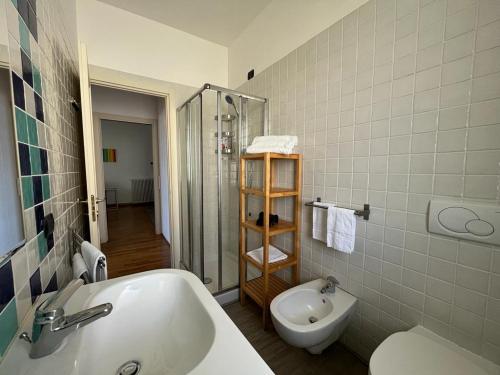 Bilik mandi di DEA apartments