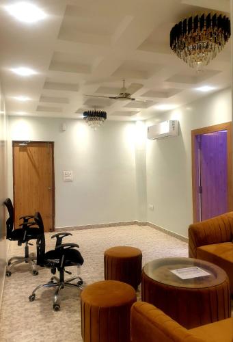 パトナーにあるHotel Rudra Residencyの会議室(椅子、テーブル付)