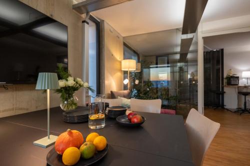 a table with fruit on it in a living room at Apartment "Wild Berry" - Business-20 qm-ruhig-Parkplatz-Arbeitsplatz in Leonberg
