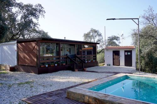 ein Haus mit einem Swimmingpool neben einem Gebäude in der Unterkunft Casa Mobil-Home in La Puebla de los Infantes