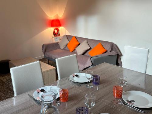 un salon avec une table et un canapé dans l'établissement Le clos la Major, à Arles