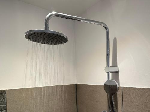 d'un pommeau de douche dans un coin de pièce dans l'établissement Le clos la Major, à Arles