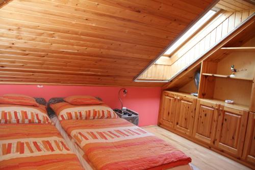 Ein Bett oder Betten in einem Zimmer der Unterkunft Bo-Ni Vendégház