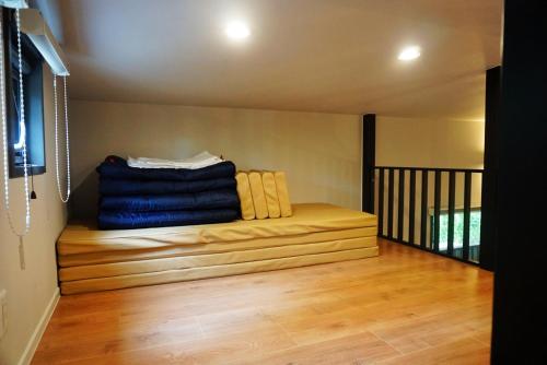 a room with a couch in the corner of a room at PICA Fujiyoshida in Fujiyoshida
