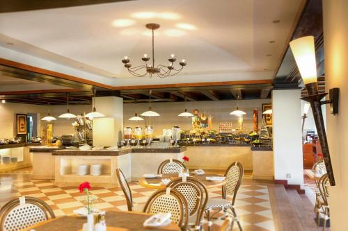 un restaurant avec des tables et des chaises et un bar dans l'établissement Dubai Marine Beach Resort & Spa, à Dubaï