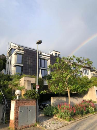 a rainbow in front of a house with a car at Apartment "Wild Berry" - Business-20 qm-ruhig-Parkplatz-Arbeitsplatz in Leonberg