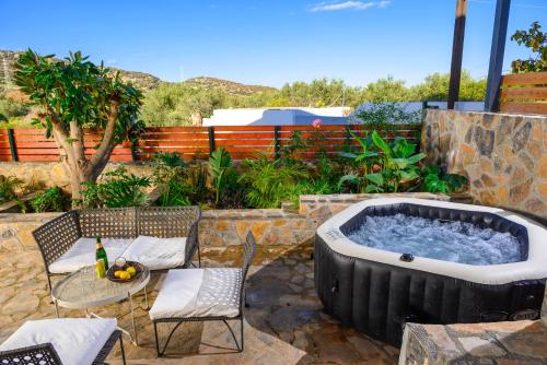 Victoria's Luxury Apartment - Private pool, Jacuzzi, Jym
