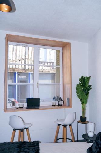 - un salon avec deux chaises et une fenêtre dans l'établissement Studio Confort Plus, à Limoges