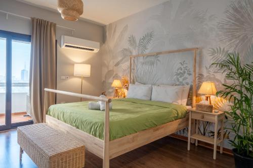 1 dormitorio con 1 cama con colcha verde en The Nile Vintage Haven, en El Cairo