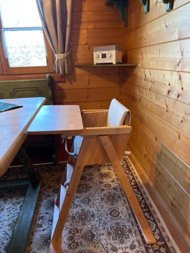 a desk and a chair in a room with wooden walls at Blockhaus Holzzeit im Bayerischen Wald in Stamsried