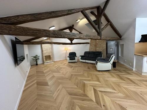 Il comprend un grand salon doté de parquet et de poutres apparentes. dans l'établissement Roméo et Juliette, à Cahors