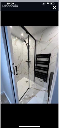 une douche dans une salle de bain avec un miroir dans l'établissement Roméo et Juliette, à Cahors