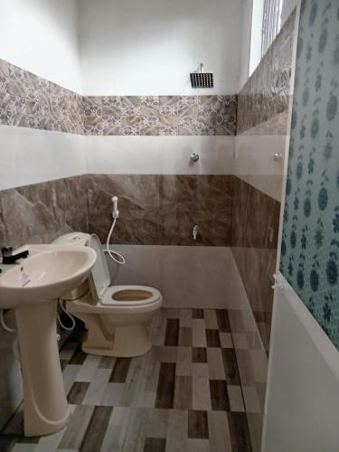 マータラにあるRelaxapartment7のトイレと洗面台付きのバスルーム