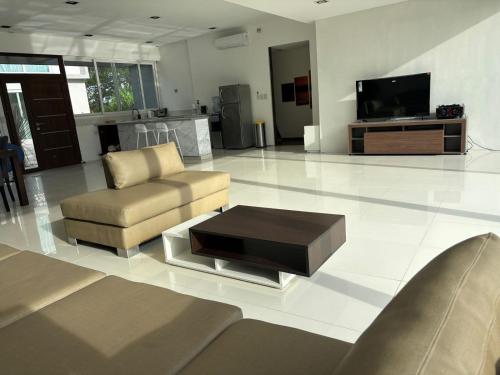 Una sala de estar con un sofá y una mesa de café. en Delta tigre Casa Aqua, en San Fernando