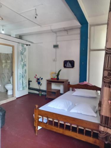 マータラにあるRelaxapartment7の部屋の中に大きなベッドがある寝室