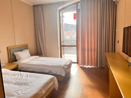 Postel nebo postele na pokoji v ubytování beijing`s hotel