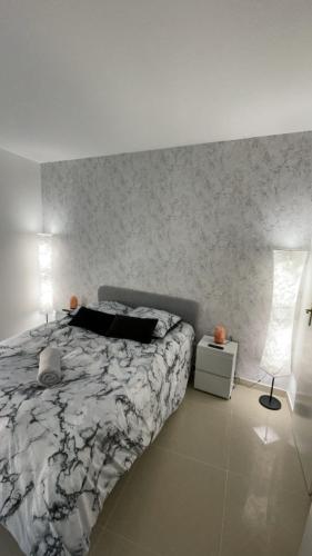 une chambre avec un grand lit et un mur dans l'établissement BY NEPTUNE - Appartement Disneyland Paris, à Chessy