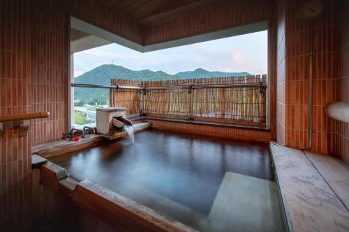 a room with a large window and a pool of water at Eirakukan in Koriyama