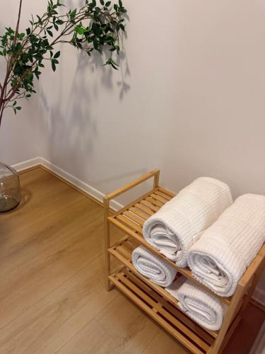a bamboo towel rack with white towels in a room at CBD Two Bedrooms Apartment in Brisbane