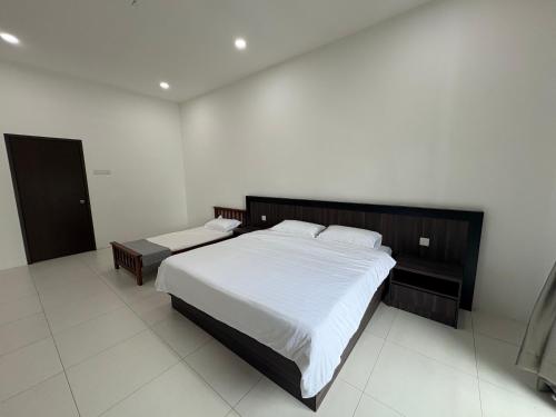 a bedroom with two beds in a room at 万里望 Menglembu Bestari Homestay in Menglembu