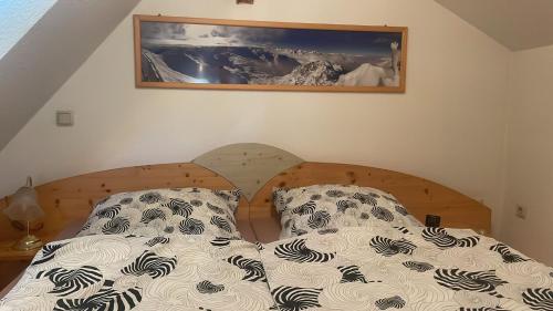 - un lit avec une tête de lit en bois dans l'établissement Ferienwohnung Ruppbergblick, à Zella-Mehlis