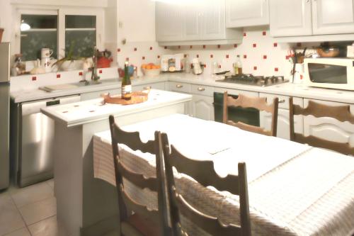 Maison de charme à Primelin avec jardin et parking privé