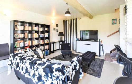 un salon avec deux canapés et une télévision dans l'établissement Pet Friendly Home In Le Mesnil-Esnard, à Le Mesnil-Esnard