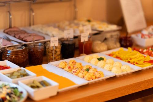 Hotel Arkadia Royal في وارسو: بوفيه متنوع الأصناف على طاولة