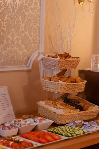 Hotel Arkadia Royal في وارسو: طاولة مع سلال من مختلف أنواع الطعام