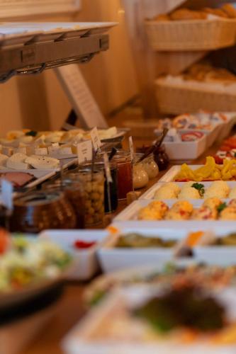 الطعام في الفندق أو بالجوار