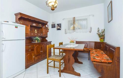 Kuchyňa alebo kuchynka v ubytovaní Four-Bedroom Apartment In Omis