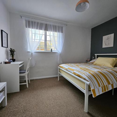 a bedroom with a bed and a desk and a window at Modern Spacious Rooms 10 Minutes from London Eye in London