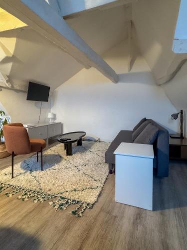 un salon avec un canapé et une table dans l'établissement Luna, à Caen