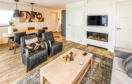Una sala de estar con un sofá y una chimenea. en Rietburg 5P, en Giethoorn