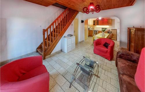 - un salon avec des chaises rouges et un escalier dans l'établissement 4 Bedroom Beautiful Home In Lantriac, à Lantriac
