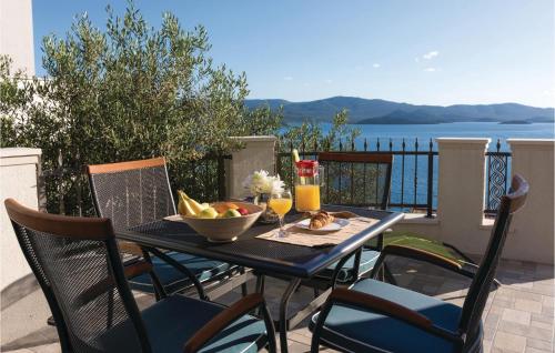 One-Bedroom Apartment In Komarna