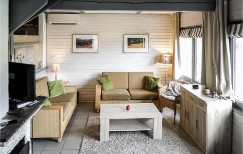 キルヒハイムにあるDorf 2 Ferienhaus 40のソファとテーブルのあるリビングルーム