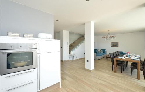 Dapur atau dapur kecil di Holiday Home Kakma 02