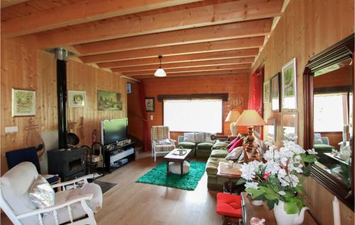 un salon avec un canapé et une télévision dans l'établissement Cozy Home In Vernoux En Vivarais, à Vernoux-en-Vivarais