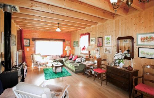 un salon avec un canapé et une table dans l'établissement Cozy Home In Vernoux En Vivarais, à Vernoux-en-Vivarais